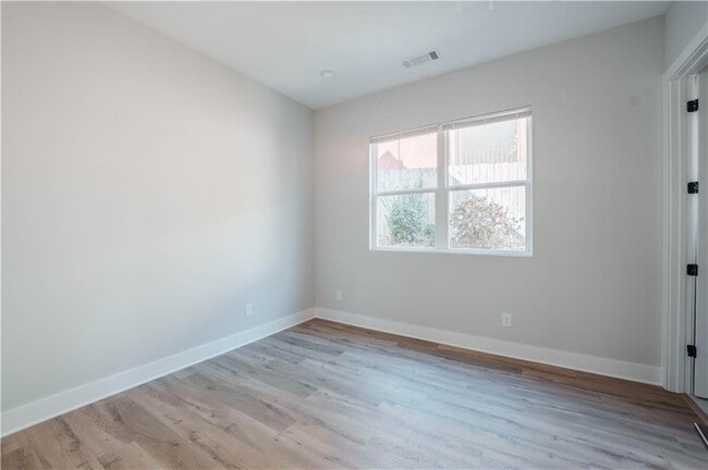 Building Photo - 606 Glenwood Pl SE