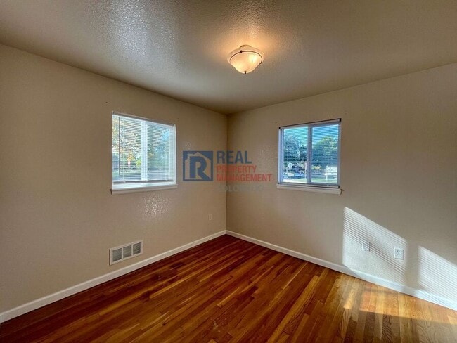 Building Photo - 990 Newark St