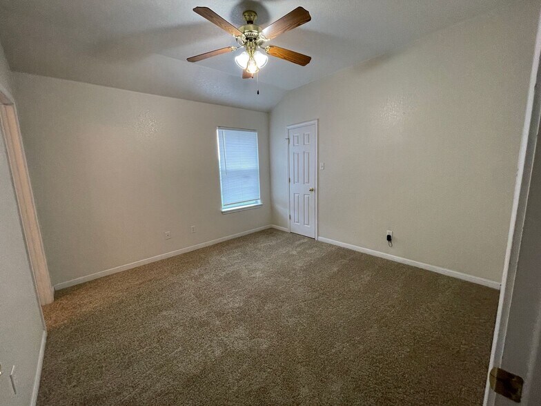 Building Photo - 1906 Charleston Ct