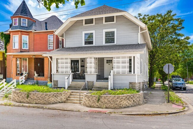 Building Photo - 857-859 Wilson Ave