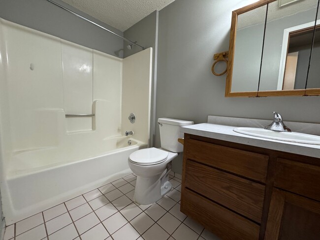 Building Photo - Stunning 3 Bedroom 2 Bathroom Home in Burn...