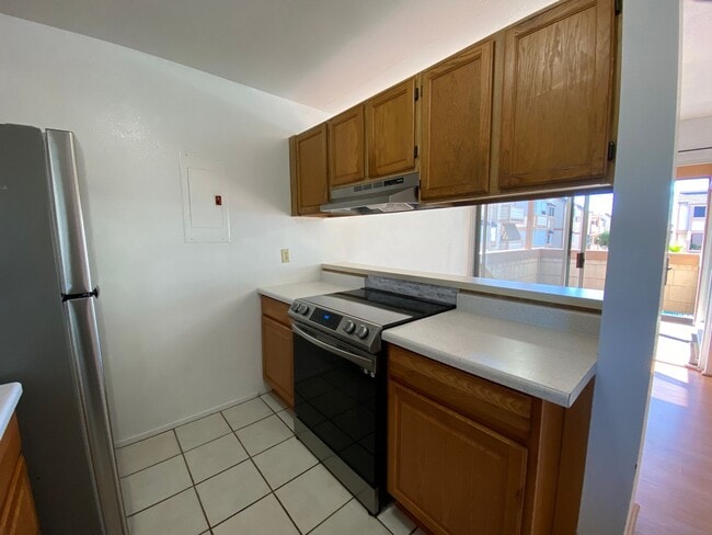 Building Photo - TOWNHOUSE - 3 BED/ 2 BATH/ 1 PARKING AT HARBOR POINTE (Just Listed)