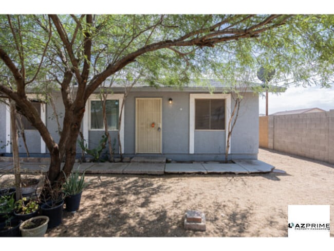 Building Photo - Step into this inviting 3/1 Phoenix Apartm...
