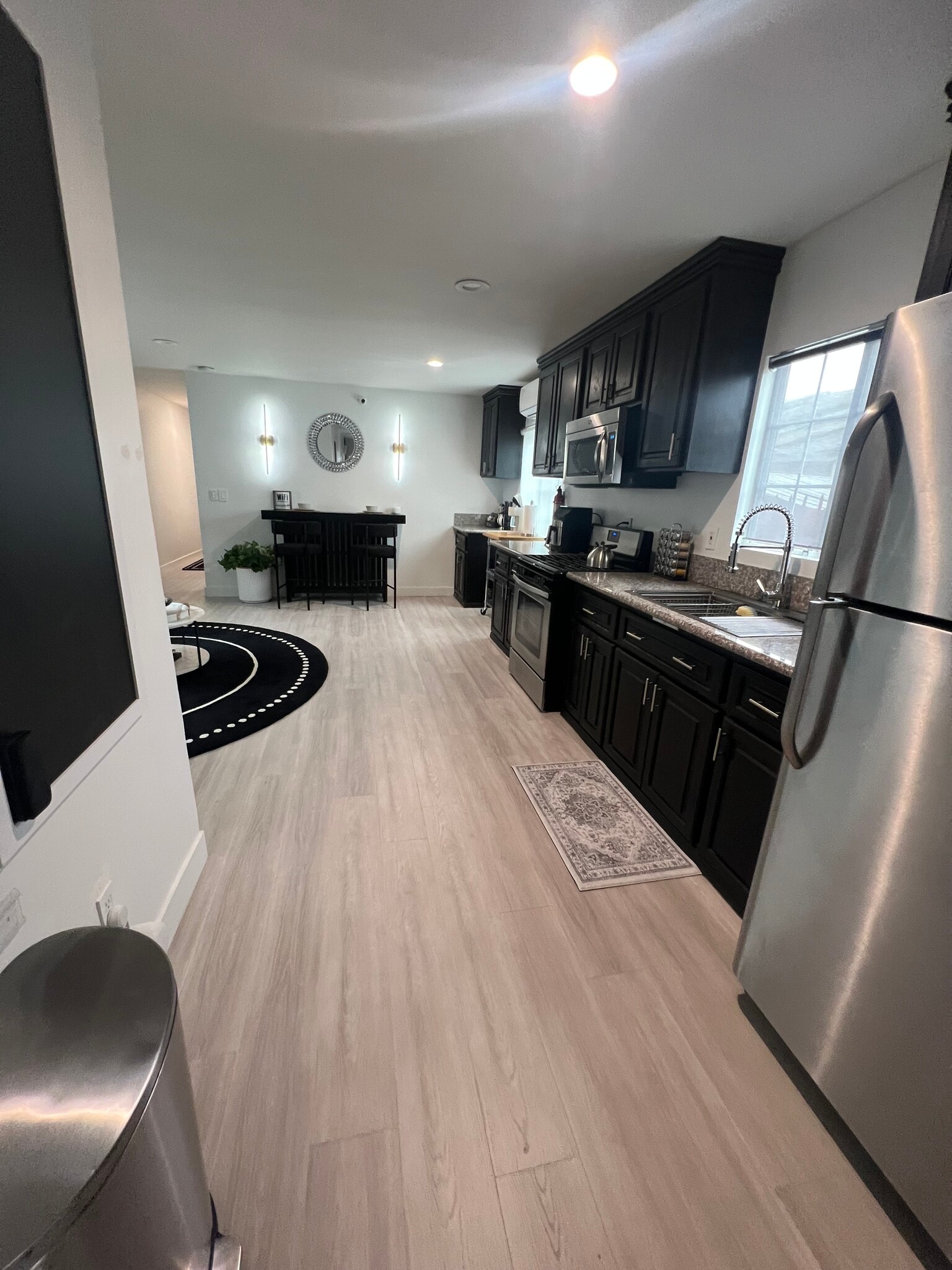 Building Photo - 527 W Colden Ave