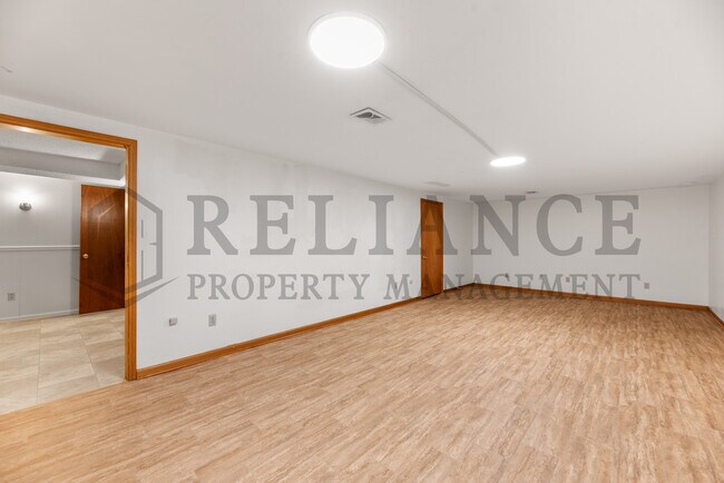 Building Photo - 1022 S Capri Ln