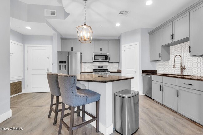 Building Photo - 945 E Playa Del Norte Dr