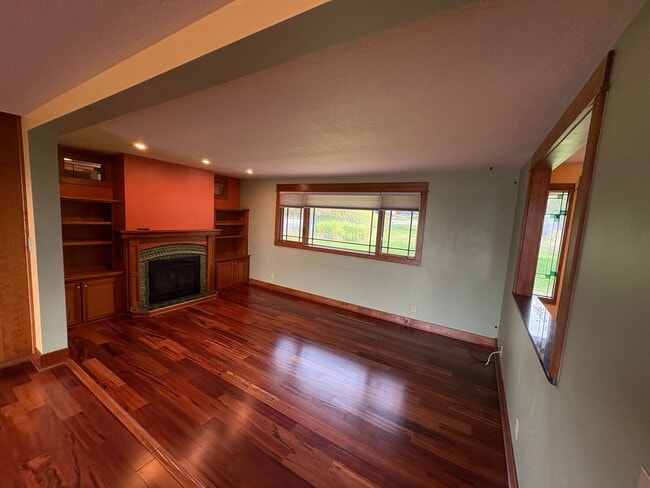 Building Photo - 631 W Crestline Dr