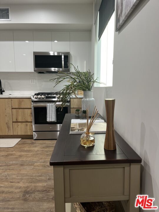 Building Photo - 124 S Croft Ave