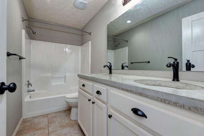 Building Photo - Republic Schools - Gorgeous 3 Bed 2 Bath 3 Car Garage For Rent!