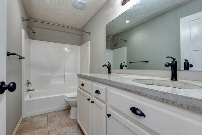 Building Photo - Republic Schools - Gorgeous 3 Bed 2 Bath 3...