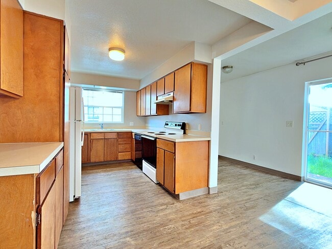 Building Photo - 905 NE 94th Ave