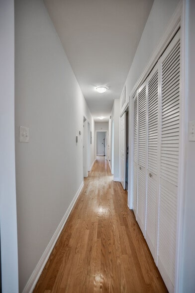 Building Photo - 2022 W Warren Blvd