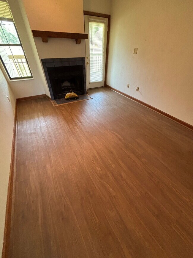Building Photo - 2BR Condo with Private Baths, Fireplace, Balcony & In-unit Washer/Dryer– Near FSU & TSC