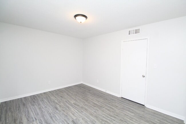 Building Photo - Bright and Fresh 1-Bedroom Apartment with Easy Access to UWF and West Florida Hospital
