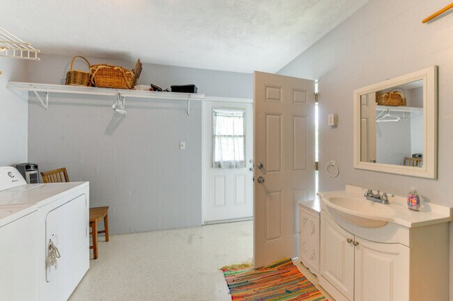 Building Photo - 1648 Idle Ln