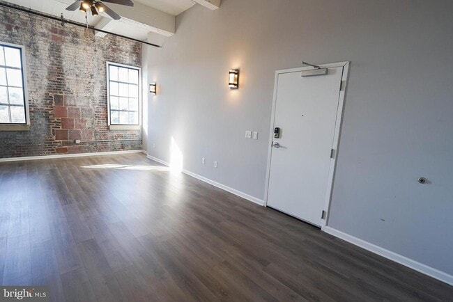 Building Photo - 218 W Main St