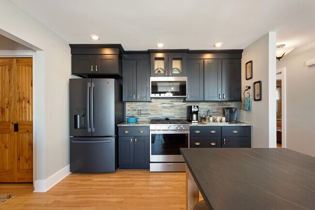 Building Photo - 21253 Lake George Blvd