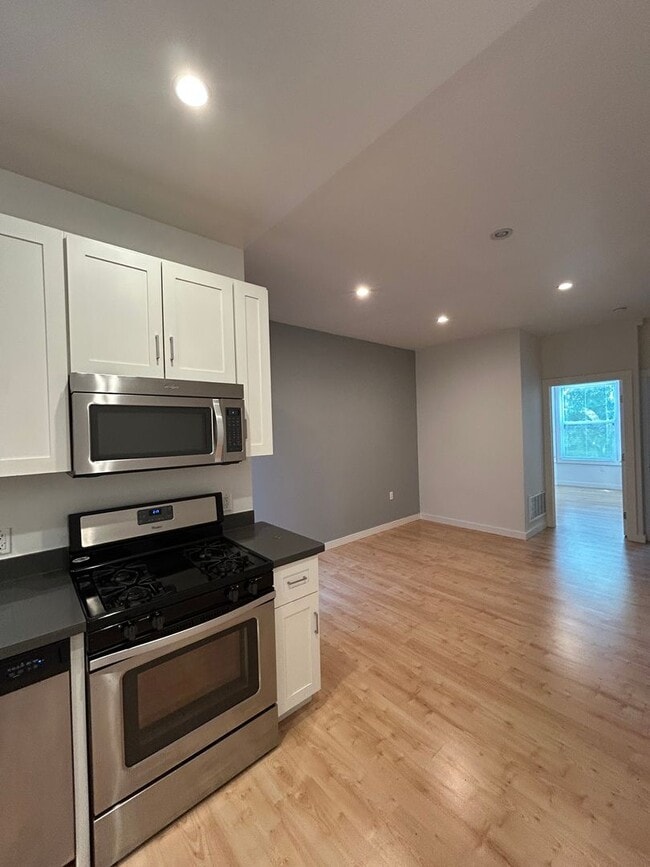 Building Photo - 718 Clementina St