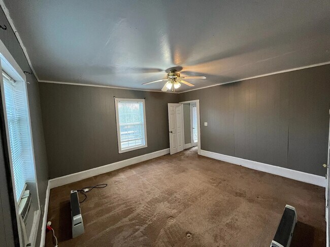 Building Photo - 621 S Mebane St