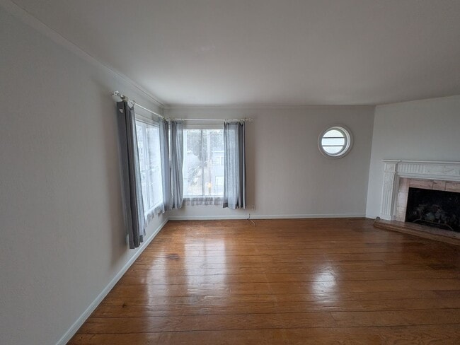 Building Photo - 702 43rd Ave