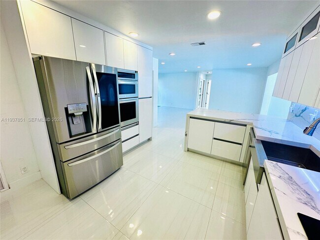 Building Photo - 8160 W 18th Ct