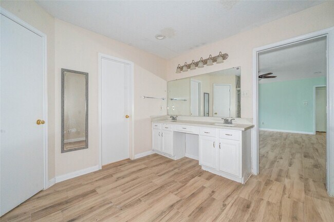 Building Photo - 10950 Linden Gate Dr
