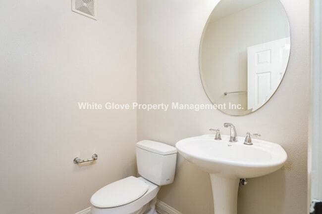 Building Photo - Charming 3-Bedroom Irvine Condo with Attached Garage and Community Amenities