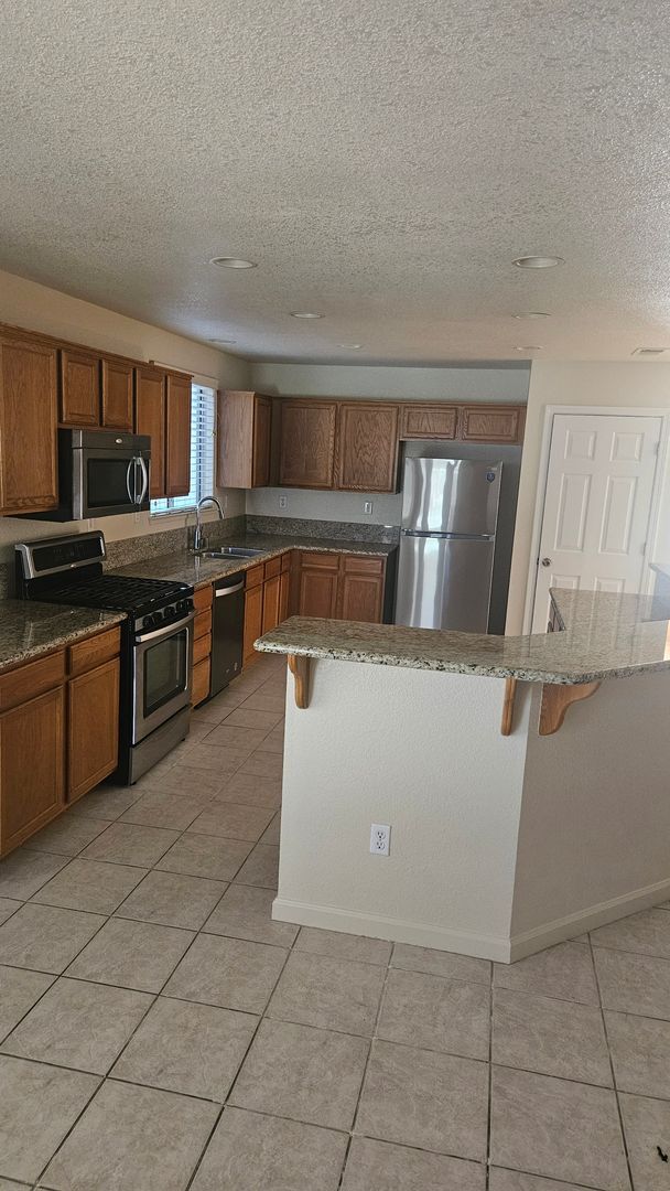 Building Photo - 4 Bedroom 2 bath Large home available Now!