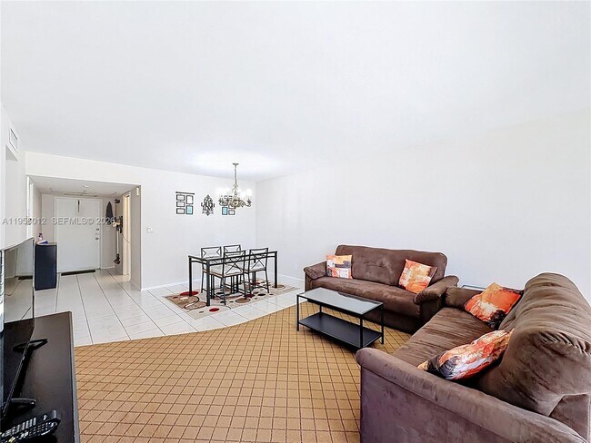 Building Photo - 605 Oaks Dr