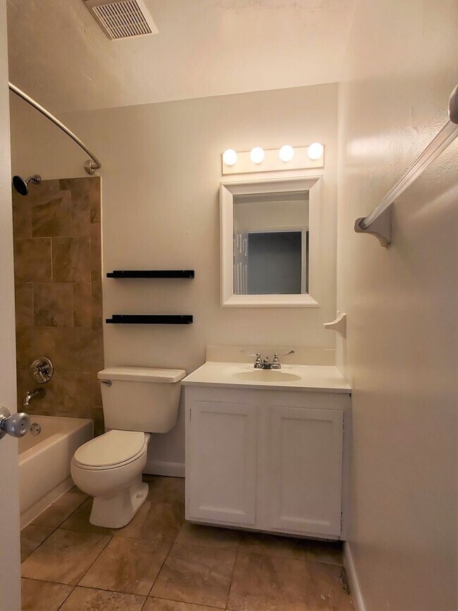 Building Photo - FOR RENT 2 bedroom 1.5 bath townhome