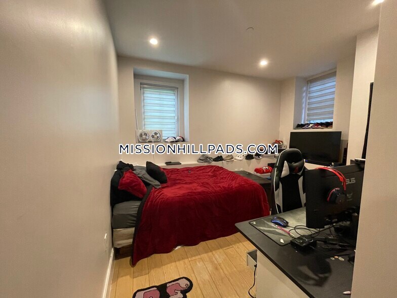 Building Photo - 407 Dudley St