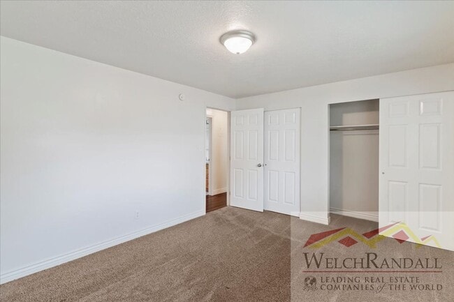 Building Photo - 2 Bedroom 1 Bath Duplex in Riverdale