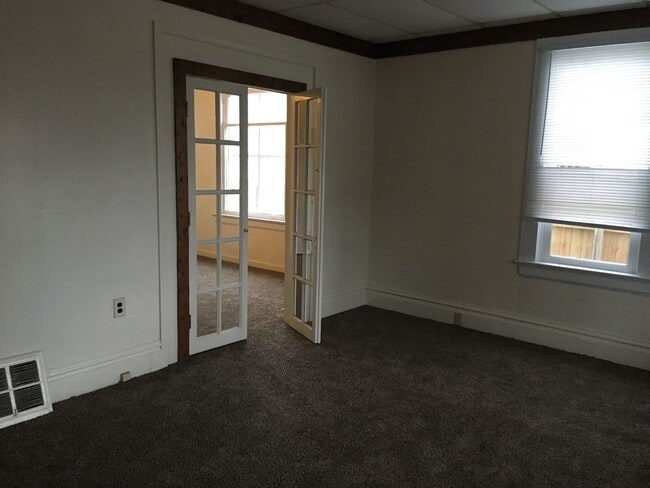 Building Photo - Spacious 3 BR House