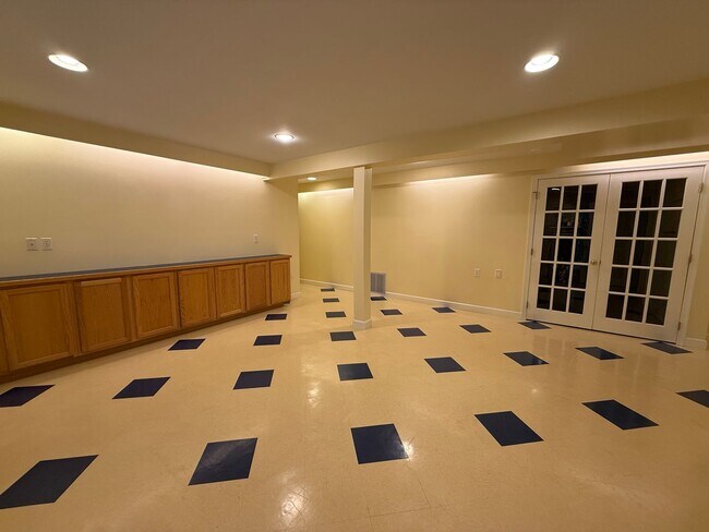 Building Photo - 935 Charter Oaks Dr