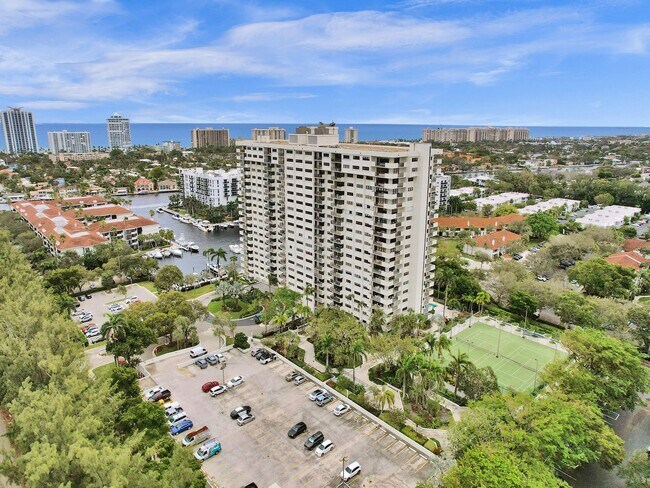 Building Photo - 3200 Port Royale Dr S