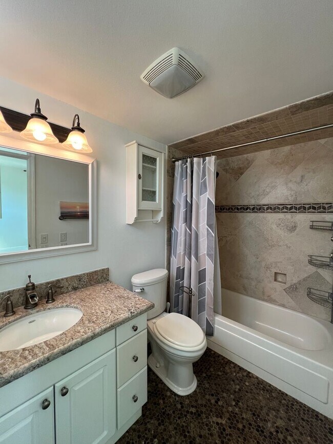 Building Photo - Tri-Level 2bed 2.5 bath Huntington  Beach Condo