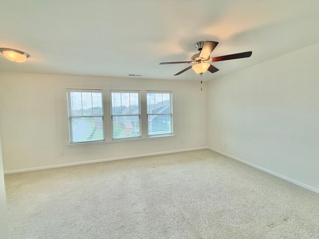 Building Photo - Stunning 3BD, 2.5BA End Unit Townhome in t...