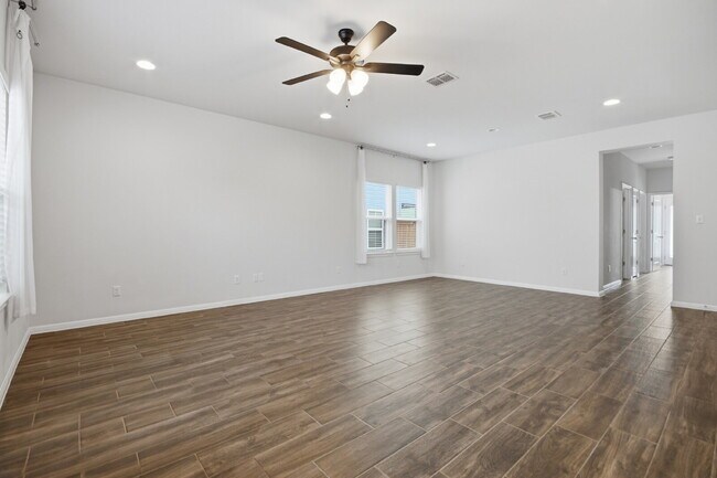 Building Photo - "Charming 3-Bed Oasis in San Marcos with 2 Full Baths – 1424 Sq Ft of Comfort!"