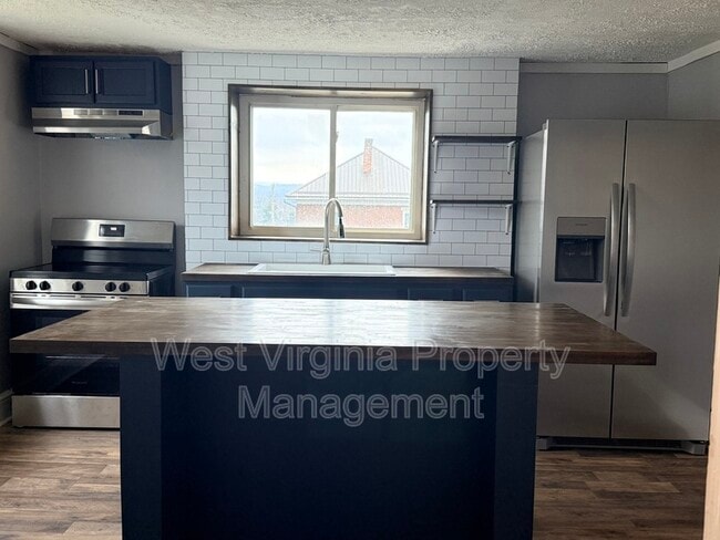 Building Photo - 304 N 3rd St