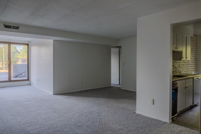Building Photo - 2440 Noble Rd