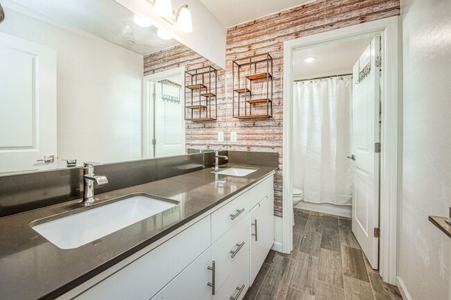 Building Photo - Stunning Clovis Home!