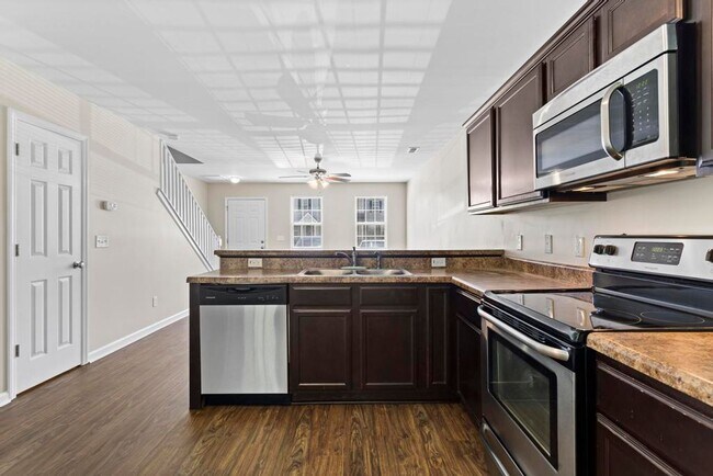 Building Photo - Adorable Townhome with Convenience to Albe...