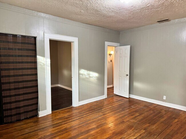 Building Photo - 3 Bed 1 Bath Craftsman Home