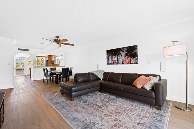 Building Photo - 1100 SE 5th Ct