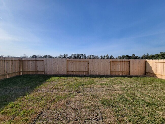 Building Photo - This single-level home showcases a spacious open floorplan shared between the kitchen, dining are...