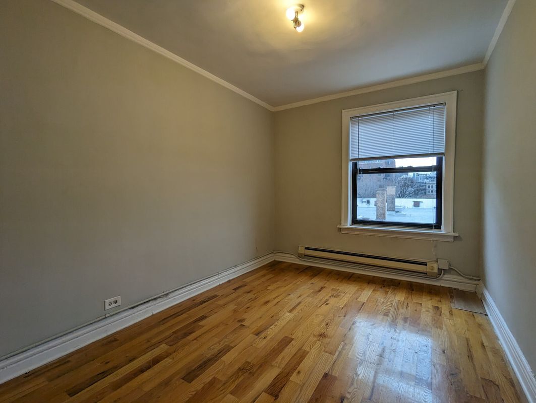 Building Photo - 425 W Roscoe St