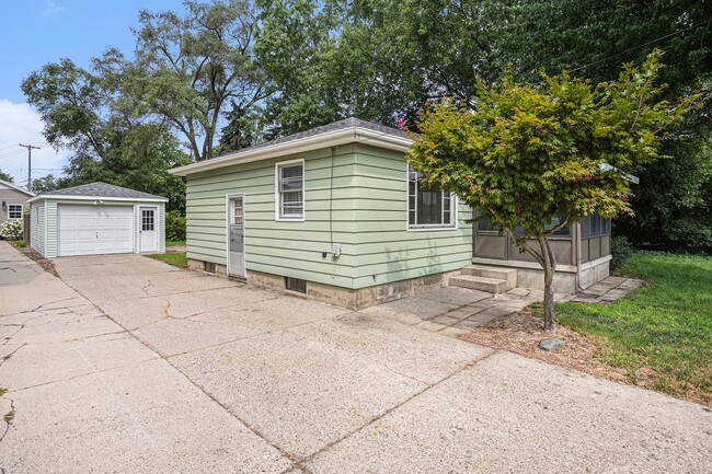 Building Photo - AVAILABLE IN AUGUST! 3 Bedroom, 1 Bath Sin...