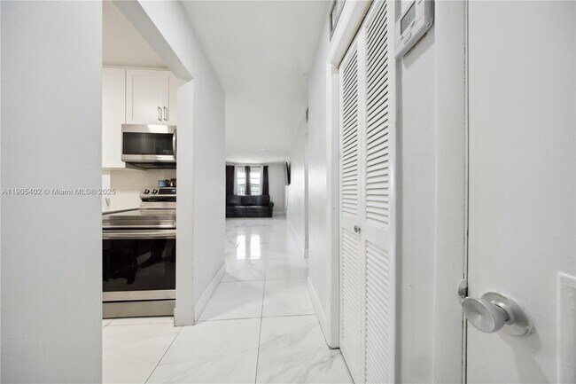 Building Photo - 140 Royal Palm Rd