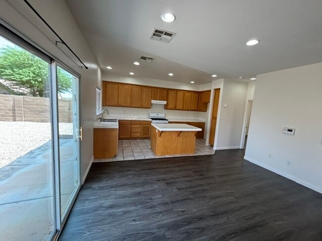 Building Photo - 224 Fonzie Ave