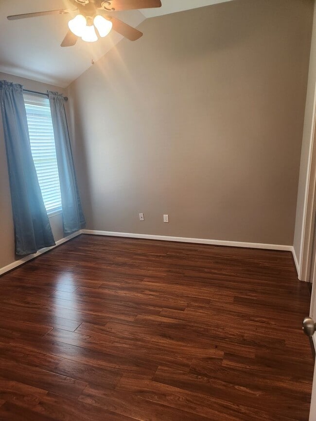 Building Photo - Cozy 3 Bed 2 Bath Home Available Now